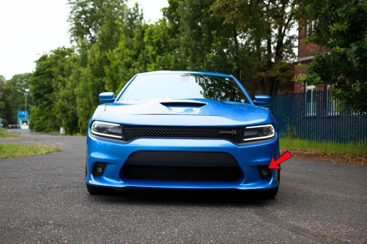 CHARGER Osłona lampy przeciwmgielnej lewa strona 2015-2023(1).jpg