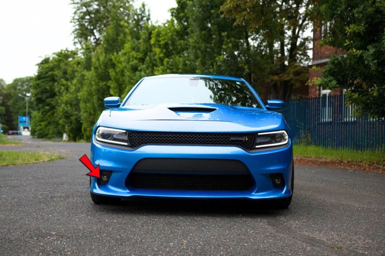 CHARGER Osłona lampy przeciwmgielnej prawa strona 2015-2023(1).jpg