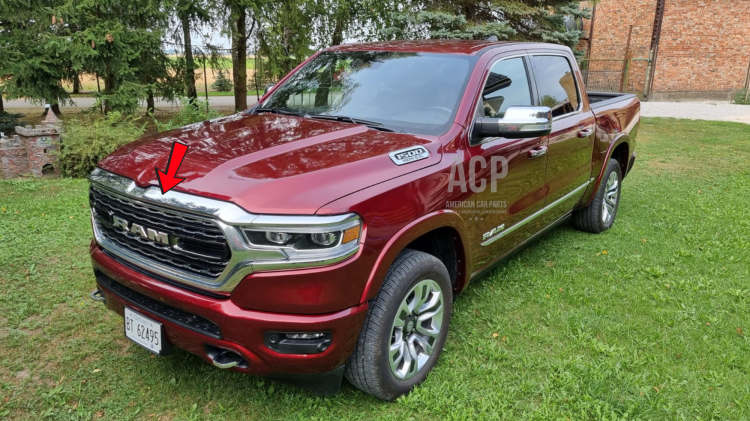 RAM 1500 Górna listwa atrapy grilla wersja chrom 2019-(1).png