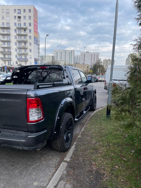 RAM 1500 Błotnik tylny z dodatkowymi otworami prawa strona 2019-2024(1).jpeg