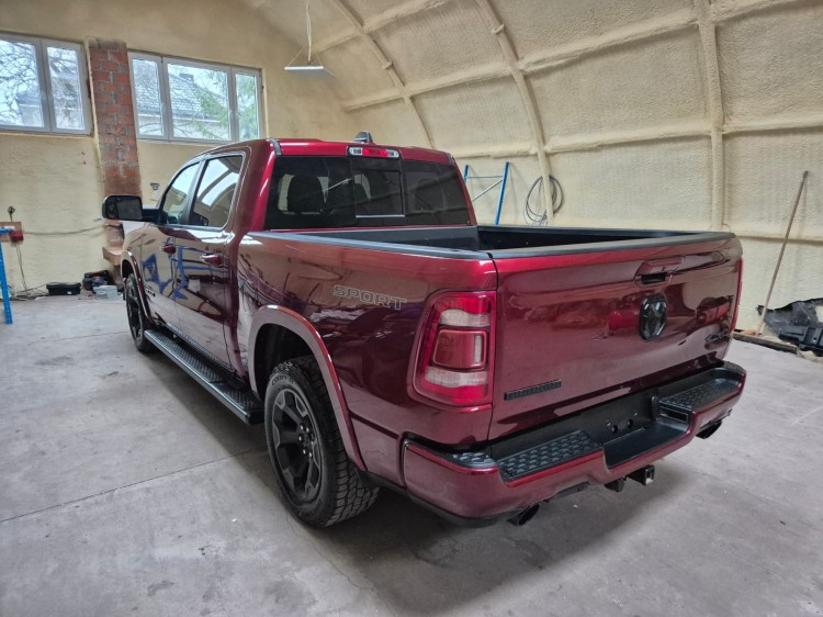 RAM 1500 Błotnik tylny z dodatkowymi otworami lewa strona 2019-2024 (1).jpg