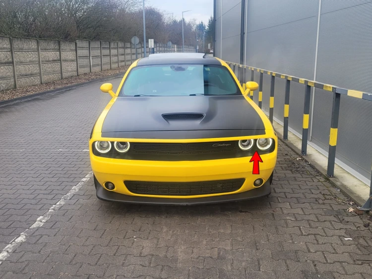 CHALLENGER Ramka przedniej lampy lewa strona 2015-2023(2).jpg