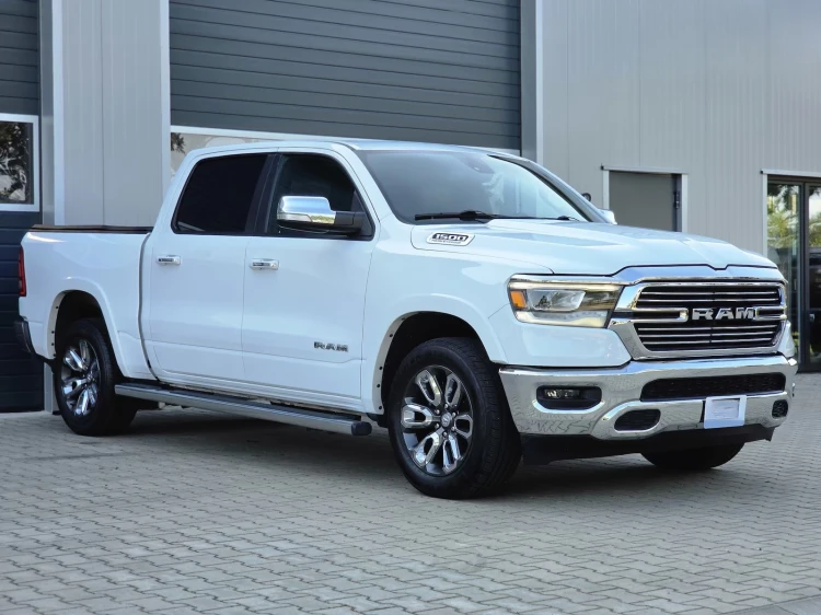 RAM 1500 Zestaw zderzak przedni komplet styl chrom 2019-2024 + halogeny LED(4).png