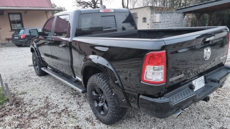 RAM 1500 Błotnik tylny z dodatkowymi otworami lewa strona- długość paki 6'4" 2019-2024(1).JPG