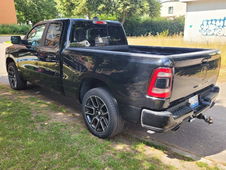 RAM 1500 Błotnik tylny z dodatkowymi otworami lewa strona- długość paki 6'4" 2019-2024(2).JPG