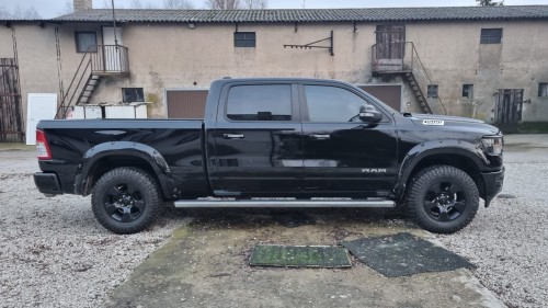 RAM 1500 Błotnik tylny z dodatkowymi otworami prawa strona - długość paki 6'4" 2019-2024(1).JPG
