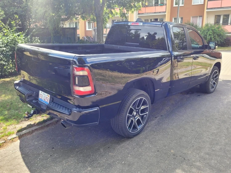 RAM 1500 Błotnik tylny z dodatkowymi otworami prawa strona - długość paki 6'4" 2019-2024(2).JPG